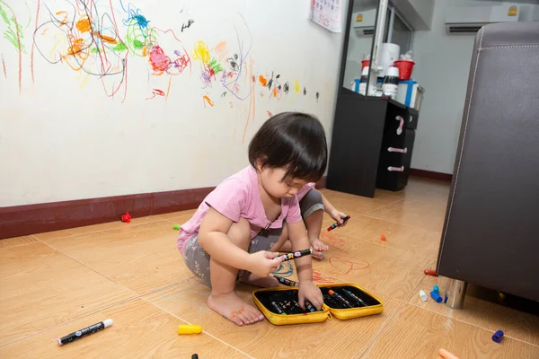 Niña Pequeña Dibujo Con Crayón Color Pared — Foto de Stock