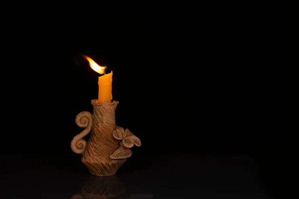 Горящая Свеча Старой Подсвечнике Изолирована Черном Фоне — стоковое фото
