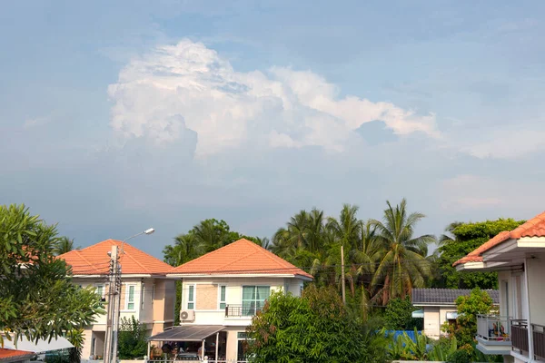 雲と青い空に対するタイの高級住宅 — ストック写真
