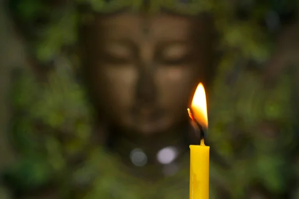 Láng Gyertyán Templomban Buddha Szobor Előtt — Stock Fotó