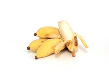 Beyaz arkaplanda izole edilmiş muz sürüsü. 