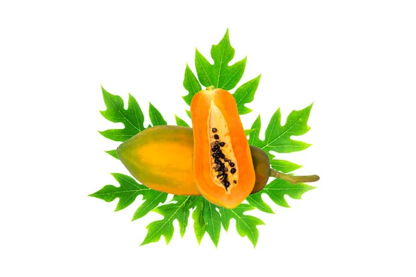 Beyaz Arka Planda Yeşil Yapraklı Tam Yarım Olgun Papaya — Stok fotoğraf
