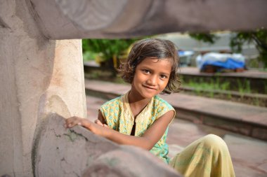 GAYA, BIHAR, INDIA-25 Ağustos 2019: Hindistan 'ın kırsal kesimlerinden gülümseyen küçük bir Hintli kızın portresi 