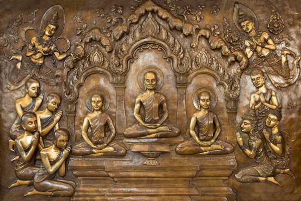 Tayland Daki Tapınakta Oyulmuş Metalin Üzerinde Buda Nın Yaşam Sahneleri — Stok fotoğraf