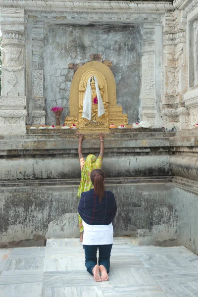 Gaya Bihar Índia Agosto 2019 Peregrinos Budistas Orações Mahabodhi Temple — Fotografia de Stock