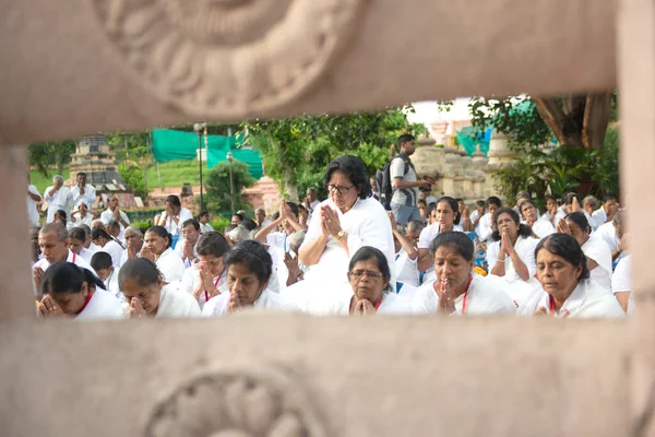 Gaya Bihar Índia Agosto 2019 Peregrinos Budistas Orações Mahabodhi Temple — Fotografia de Stock