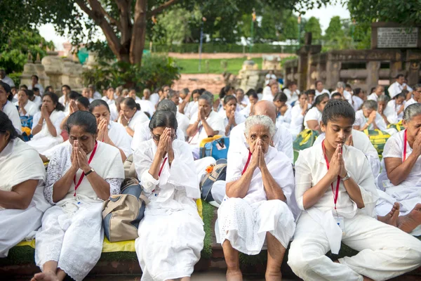 Gaya Bihar Índia Agosto 2019 Peregrinos Budistas Orações Mahabodhi Temple — Fotografia de Stock