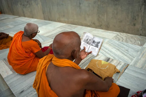 Gaya Bihar Índia Agosto 2019 Monges Budistas Orando Frente Templo — Fotografia de Stock