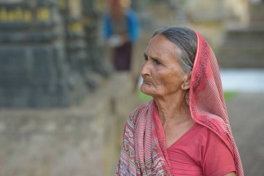 GAYA, BIHAR, INDIA-Haziran 07: 2019: Mahabodhi Tapınağı Bodh Gaya 'da tanımlanamayan kültürlü Hintli kadınlar