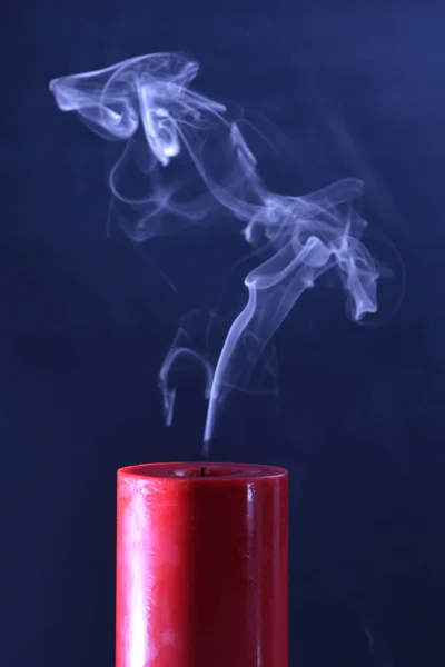 Красная Свеча Белым Дымом Черном Фоне — стоковое фото