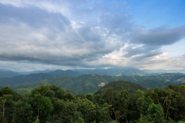 Tayland 'da dağların manzarası ve bulutlu gökyüzü