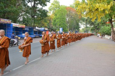 BUDDHA GAYA, Hindistan - 16 Mayıs 2019: Buddha Gaya, Hindistan 'da Budist Keşiş Yürüyüşü