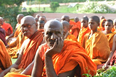 GAYA, BIHAR, INDIA-18 Mayıs 2019: Mahabodhi Tapınağı Bodh Gaya 'da Buda Jayanti' yi kutlamak için birçok tanınmamış Budist keşiş toplandı