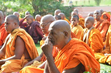 GAYA, BIHAR, INDIA-18 Mayıs 2019: Mahabodhi Tapınağı Bodh Gaya 'da Buda Jayanti' yi kutlamak için birçok tanınmamış Budist keşiş toplandı