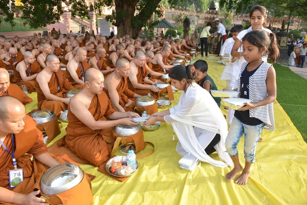 Gaya Bihar Índia Maio 2019 Monges Budistas Não Identificados Recebem — Fotografia de Stock