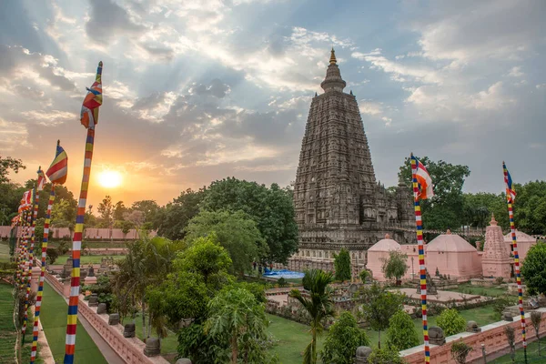 Gün batımında Bodhgaya 'daki Mahabodhi Tapınağı Kompleksi' nin yan görüntüsü..