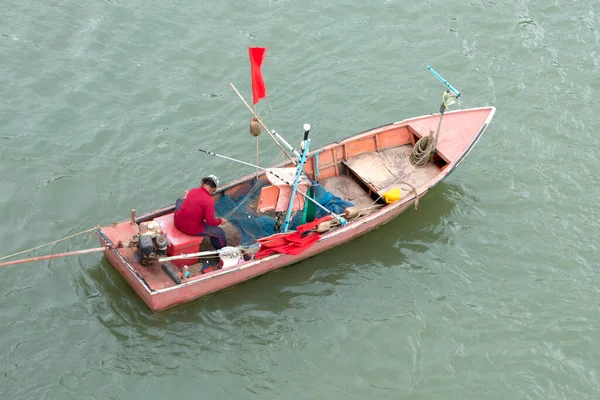 Pêcheur Sur Bateau Avec Filet Dans Les Mains — Photo