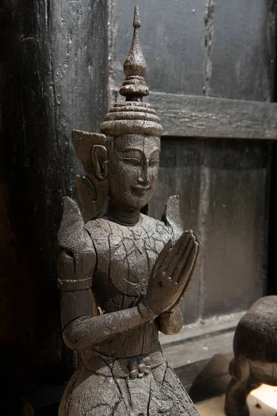 Παραδοσιακή Παλιά Ξυλογλυπτική Στον Τοίχο Του Ναού Στην Ταϊλάνδη — Φωτογραφία Αρχείου
