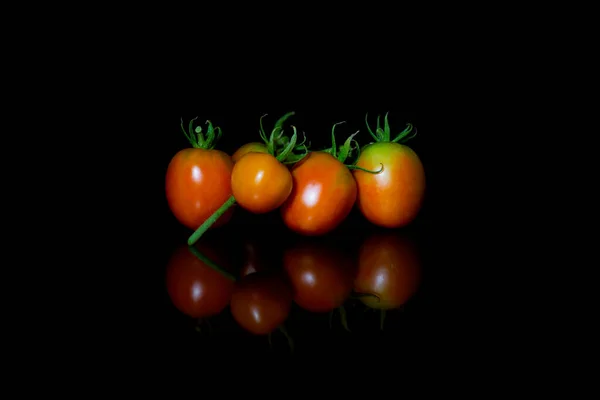 Vermelho Bonito Tomate Fundo Preto — Fotografia de Stock