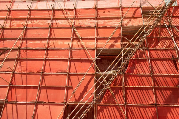 İnşaat alanında bambu iskelesi.