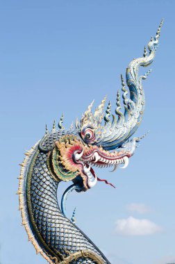 Güzel mimari Naka. Tayland Budist tapınağında mavi gökyüzü ile baş.