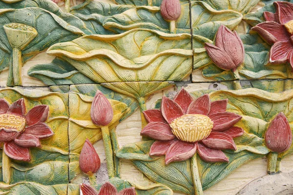 泰国寺庙墙壁上美丽花朵的石刻 — 图库照片