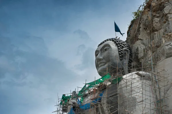 Buda Gigante Foi Esculpido Penhasco Tailândia — Fotografia de Stock