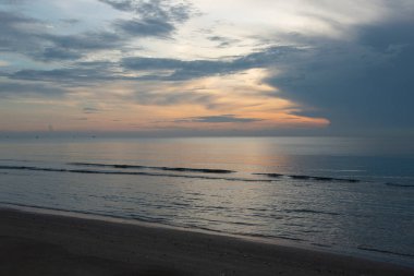 Deniz üzerindeki güzel bulutlar, su dalgaları...