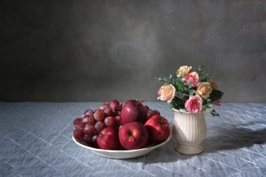 Hayat bir buket güzel gül ve olgun meyvelerle dolu. 