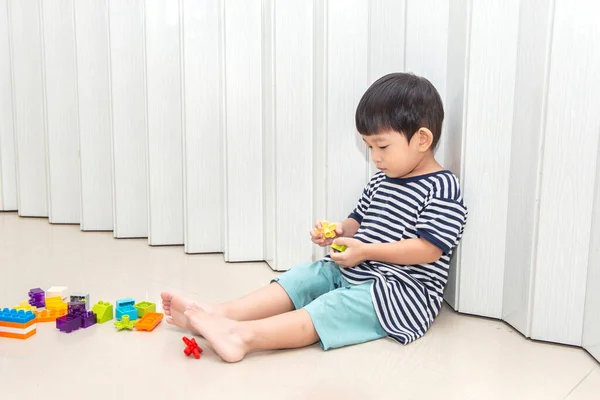 Menino Sentado Chão Brincando Com Brinquedos Coloridos Casa — Fotografia de Stock