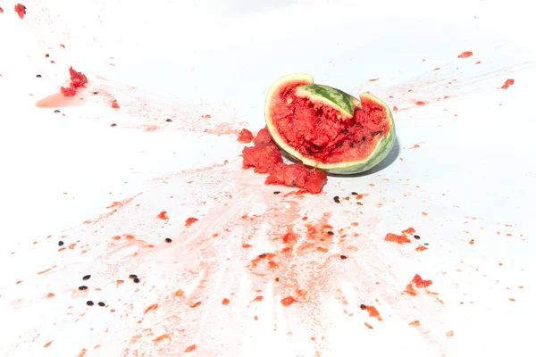 Kaputte Wassermelone Auf Weißem Hintergrund — Stockfoto