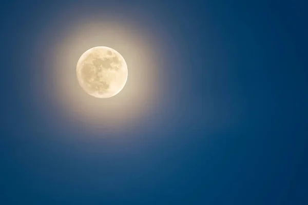 Небі Сяє Повний Місяць — стокове фото