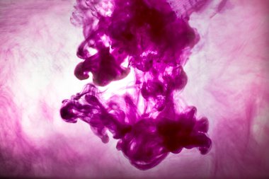 Sudaki akrilik renklerin yakınlaştırılması