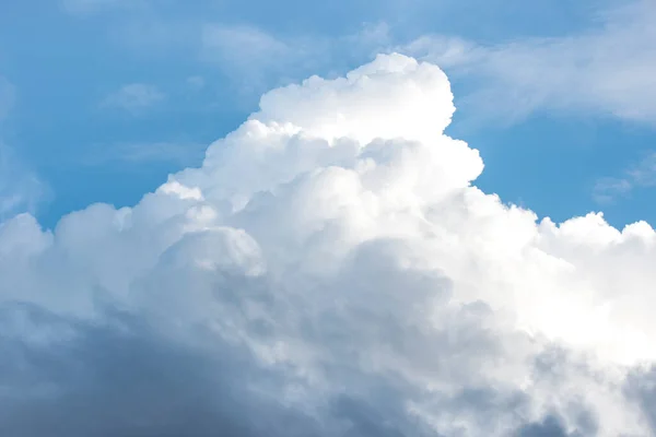 Beaux Nuages Blancs Dans Ciel Bleu — Photo