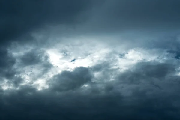 Beaux Nuages Sur Ciel Bleu — Photo