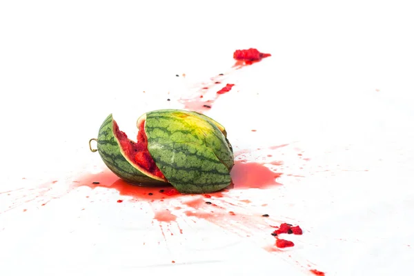 Kaputte Wassermelone Auf Weißem Hintergrund — Stockfoto