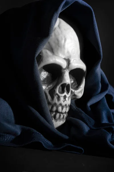 黒い背景の人間のプラスチック頭蓋骨 — ストック写真