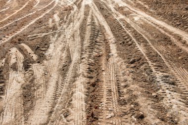 Topraktaki tekerlek izlerini kapatın.
