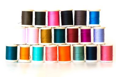 Renkli bobbin ipliği beyaz üzerinde izole