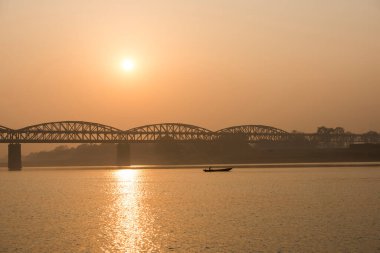 Ganj Nehri 'nde gün doğumu