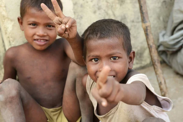 Bodhgaya, INDIA - 28 Ekim: Hindistan 'ın Bodhgaya kentindeki bir köyde kabile çocuğunun portresi