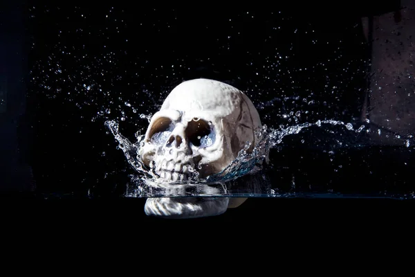 Ανθρώπινο Πλαστικό Κρανίο Που Πέφτει Στο Νερό Απομονωμένο Μαύρο Φόντο — Φωτογραφία Αρχείου