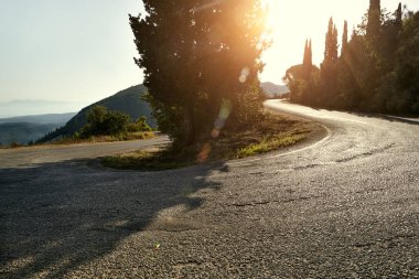Güzel manzara ile yol dağlarda. Yunan manzarası. Korfu Adası üzerinden bir yolculuk.