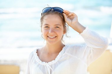 Sahilde güzel bir genç kızın portresi..