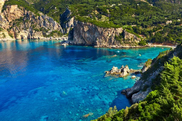 Güzel bir koy ile görünümünü temiz turkuaz su. Yunanistan. Corfu. Paleokastritsa.