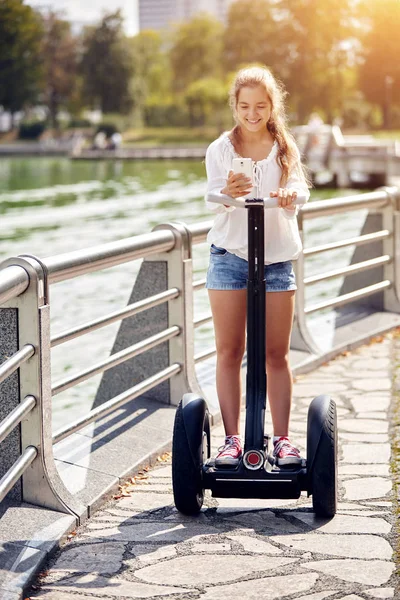 Μια Όμορφη Κοπέλα Ένα Smartphone Είναι Ιππασίας Ένα Segway Ένα — Φωτογραφία Αρχείου