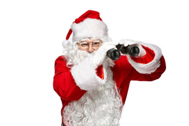 Noel Baba dürbün ile arıyorum. Beyaz arka plan üzerinde yalıtmak. Noel kavramı.