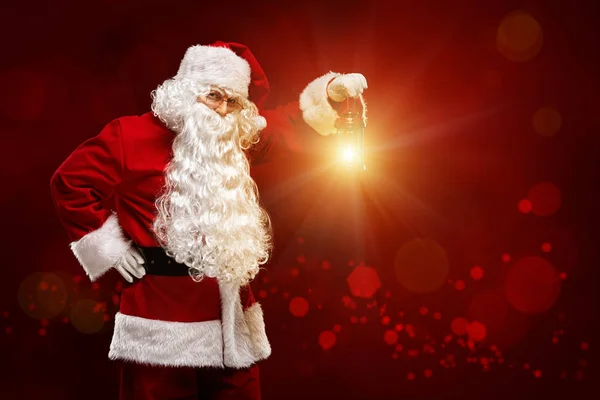 Boże Narodzenie Koncepcja Mikołaja Rocznika Latarnia Ręku Czerwonym Tle Nowy — Zdjęcie stockowe