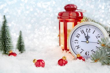 Noel saat ve çam dalları karla kaplı. Noel arka plan veya tebrik kartı.