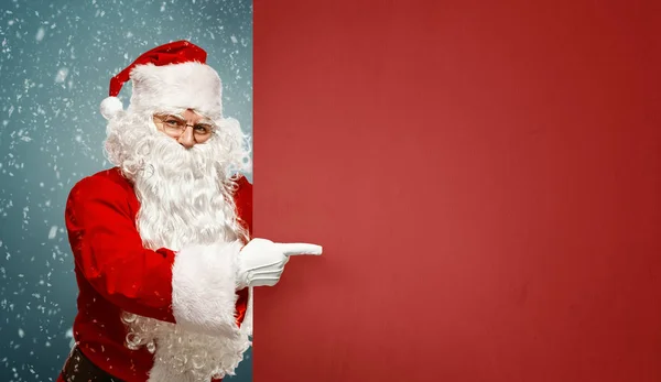 Boże Narodzenie Koncepcja Szczęśliwy Santa Claus Wskazuje Pusty Transparent Skopiować — Zdjęcie stockowe